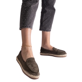 Grøn glidende espadriller på platformen