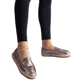 Brun glidende espadriller på platformen