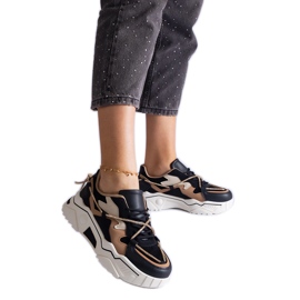 Sorte sneakers dekoreret med en zirkonsnor