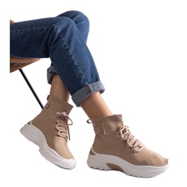 Beige sneakers med en elastisk ankeloverdel