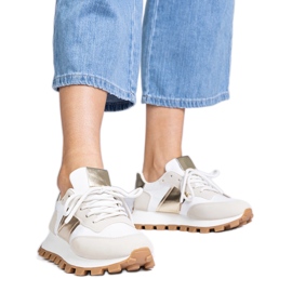 Beige sneakers med en synlig beskytter