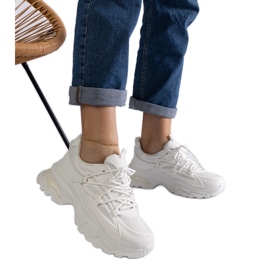 Hvide sportssneakers med massiv sål