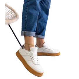 Hvide sneakers med snørebånd med platform