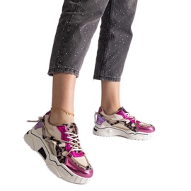 Pink sneakers dekoreret med en zirkonsnor lyserød