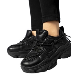 Kvinders sneakers på den sorte platform