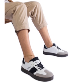 Hvide sneakers på platformen med syning