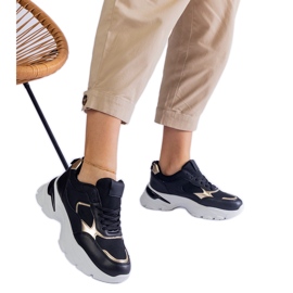 Sorte sneakers på en massiv sål