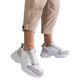 Hvide sneakers på en massiv sål