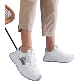 Hvide sneakers på platformen