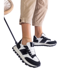 Sorte sneakers med synlig beskytter