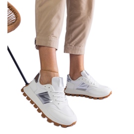 Hvide sneakers med en synlig beskytter