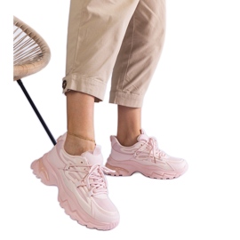 Lyserøde sports -sneakers på en massiv sål