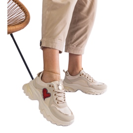 Beige sneakers på en hjerteplatform