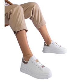 Hvide sneakers på platformen dekoreret med en sommerfugl
