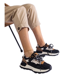 Sorte sneakers dekoreret med et dyremotiv