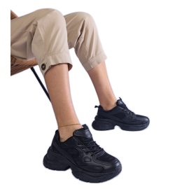 Sorte sneakers på en massiv sål