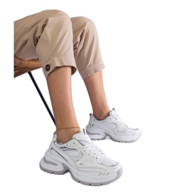Hvide sneakers på en massiv sål