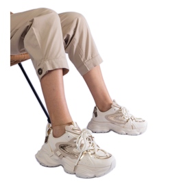 Beige sportssneakers til kvinder med en massiv sål