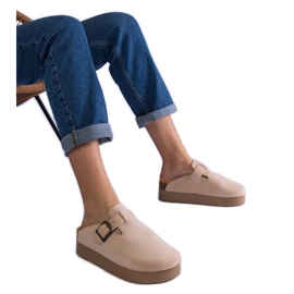 Beige kvinders flip flops på platformen med en spænde
