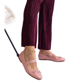 Pink Ballerinas med et elastisk bånd og en dekorativ bue lyserød
