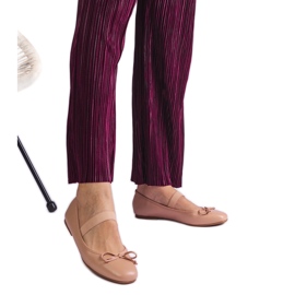 Beige ballerinas med et elastisk bånd og en dekorativ bue