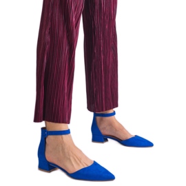 Blå sandaler på en lav stolpe