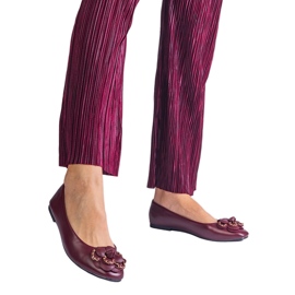 Burgundy Ballerinas dekoreret med en blomst rød