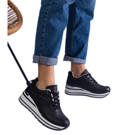 Sorte sneakers på en platform dekoreret med glitter og en metallisk indsættelse