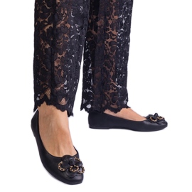 Sort ballerinas dekoreret med en blomst
