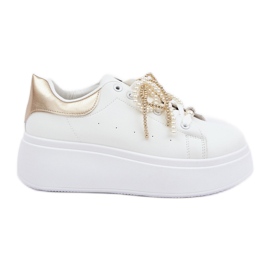 Kvinders sneakers på platformen med hvide og gulddekorationer