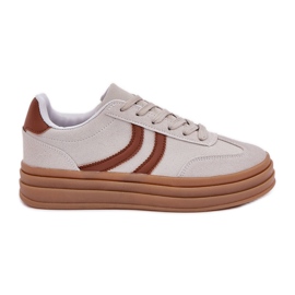 Stilfulde sneakers på den grå platform