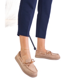 Beige kvindes loafers fra Ekozamsz med en bue