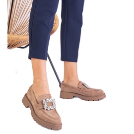 Beige kvinders loafers fra Ekozamsz med en elegant dekoration