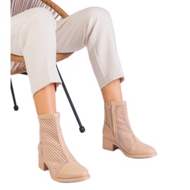 Beige mesh støvler på stolpen