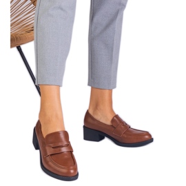 Brun Eco -Leather Pumps på en lav stolpe