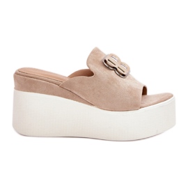 Hjemmesko på platformen og kiler med beige ornament