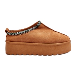 Kvinders hjemmesko på platformen med kamelbroderi beige