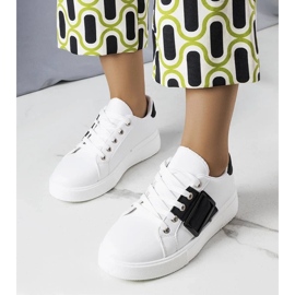 D/GMR Hvide sneakers dekoreret med et sort Erin-spænde