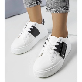 D/GMR Hvide sneakers dekoreret med et sort Toni-spænde