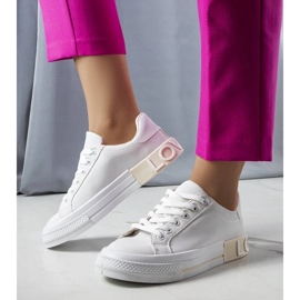 D/GMR Hvide og beige sneakers dekoreret med Nora-indskriften