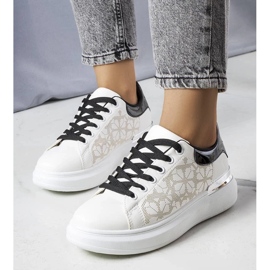 D/GMR Sorte og hvide sneakers dekoreret med perforeringer fra Erin