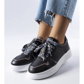D/GMR Sorte sneakers bundet med et Pryor -bånd