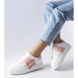 D/GMR Hvide sneakers dekoreret med et lyserødt Ike-spænde