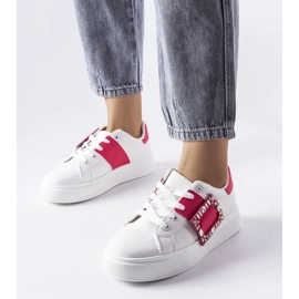 D/GMR Hvide sneakers dekoreret med et lyserødt Ike-spænde