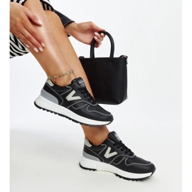Sorte sneakers med en tyk Cettina-sål