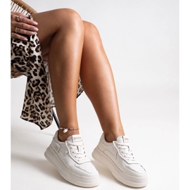 Beige læder sneakers på en tyk aria -sål