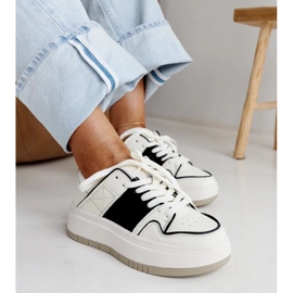 Hvide og hvide læder sneakers på den tykke sål af Abrar