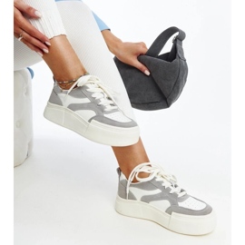 Grå-hvide læder-sneakers på en tyk Kawthar-sål