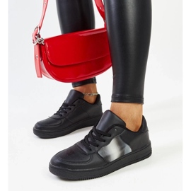 Sorte sneakers på Asmarin -platformen