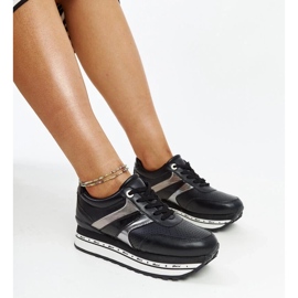 Sorte sneakers på den høje sål af Mehari